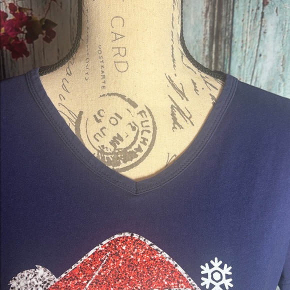 No Brand Christmas Wine Navy V neck Tshirt, size medium, good condition - Picture 3 of 9